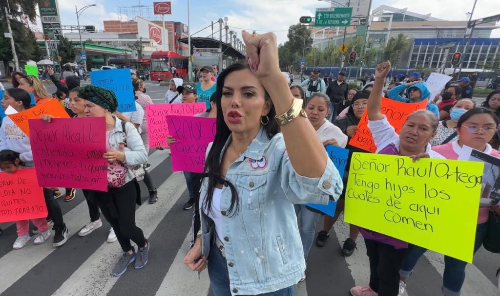 Lanzan jitomates a los ventanales de la Alcaldía Cuauhtémoc. Comerciantes cierran Insurgentes y Eje Uno&nbsp;Norte.