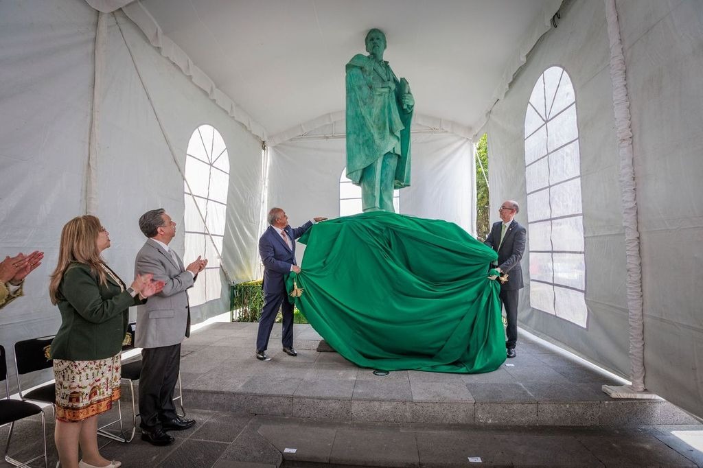 Con escultura, UAEMéx rinde homenaje a Ignacio Ramírez&nbsp;Calzada.