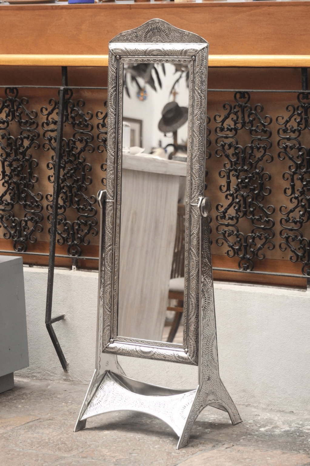 Artesanas y artesanos mexiquenses realizan trabajos con técnicas de&nbsp;metalistería.