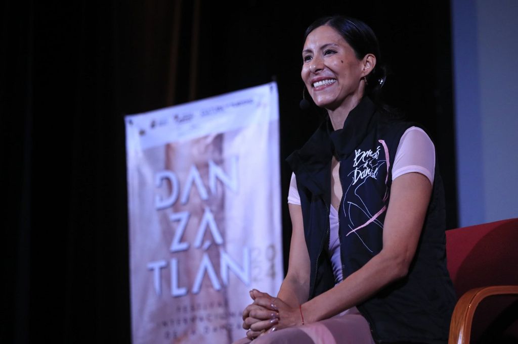 La bailarina Elisa Carrillo Cabrera llega a El Oro durante “Danzatlán&nbsp;2024”.