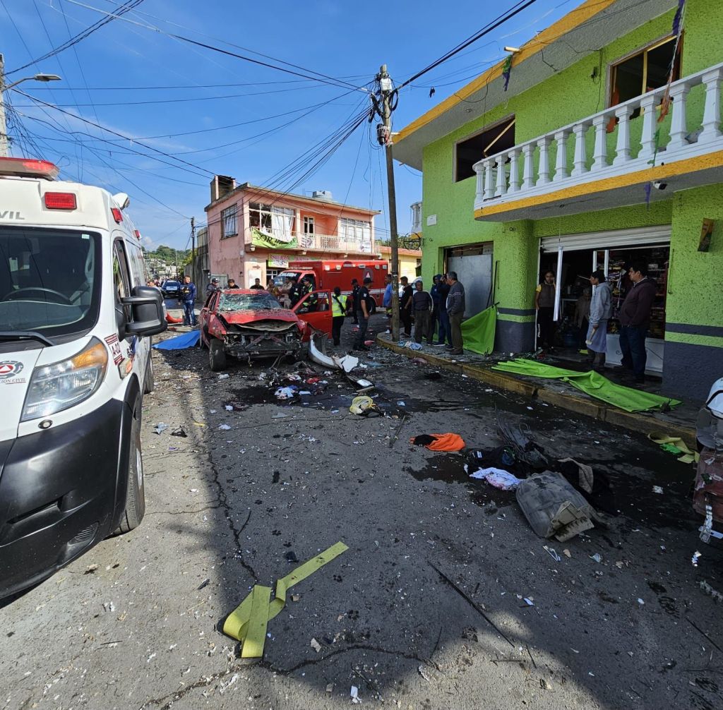 En labor conjunta servicios de emergencia del EdoMéx atienden explosión de camioneta cargada con pirotecnia en Tepetlixpa, Estado de&nbsp;México.