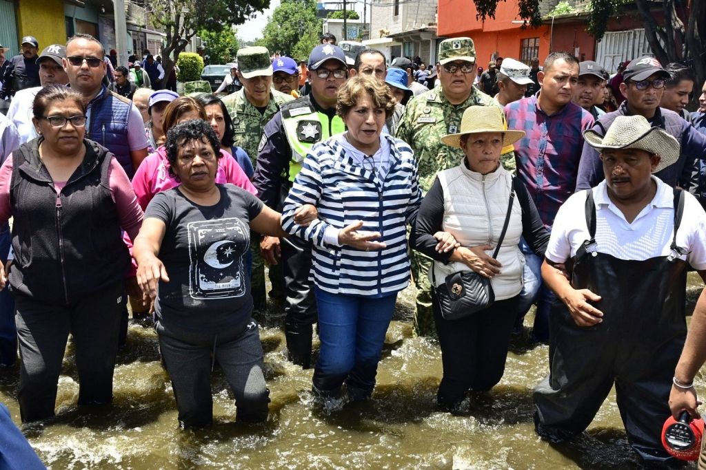 Gobernadora Delfina Gómez Álvarez recorre calles de Chalco de la mano de vecinos; se intensifican labores de limpieza, desazolve y salud en zonas afectadas por&nbsp;lluvias.