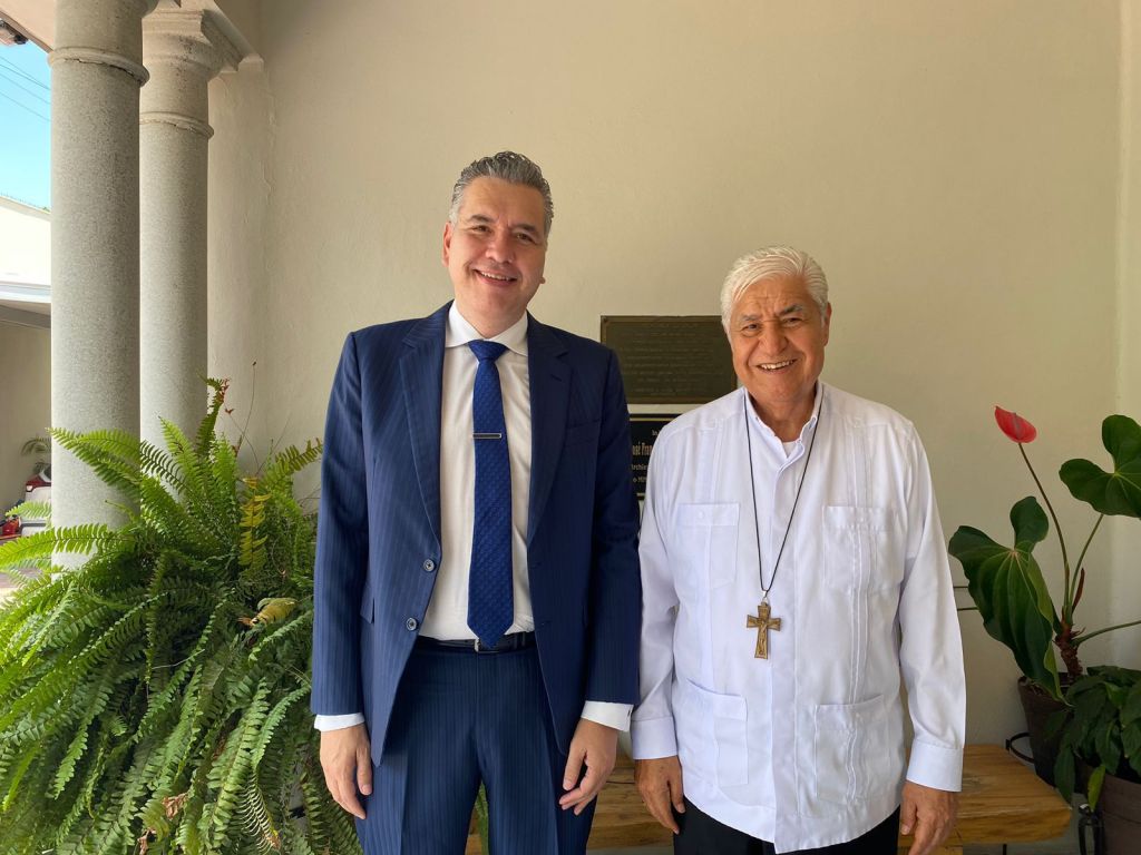 Se reúne Waldo Fernández con Arzobispo Rogelio&nbsp;Cabrera.