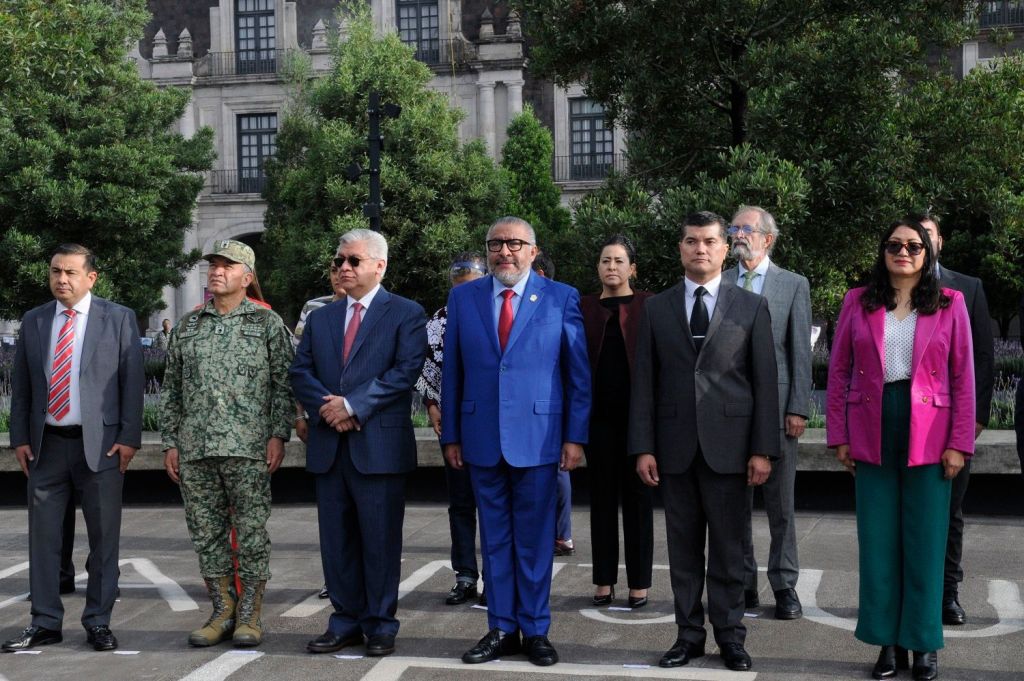 Asiste Gabinete estatal a la ceremonia de izamiento de&nbsp;bandera.