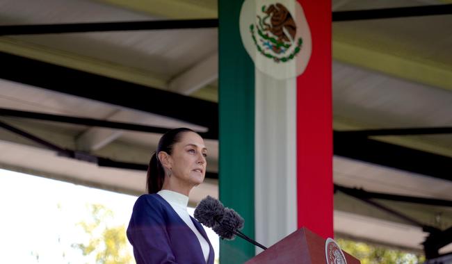 Claudia Sheinbaum Pardo recibe salutación de las Fuerzas Armadas Mexicanas como Primera Presidenta de México y Comandanta&nbsp;Suprema.