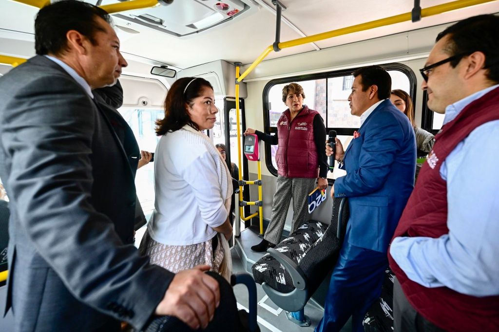 Entran en circulación nuevas unidades del transporte público en el EdoMéx; Gobernadora Delfina Gómez Álvarez da banderazo de salida a 26 camiones de&nbsp;pasajeros.