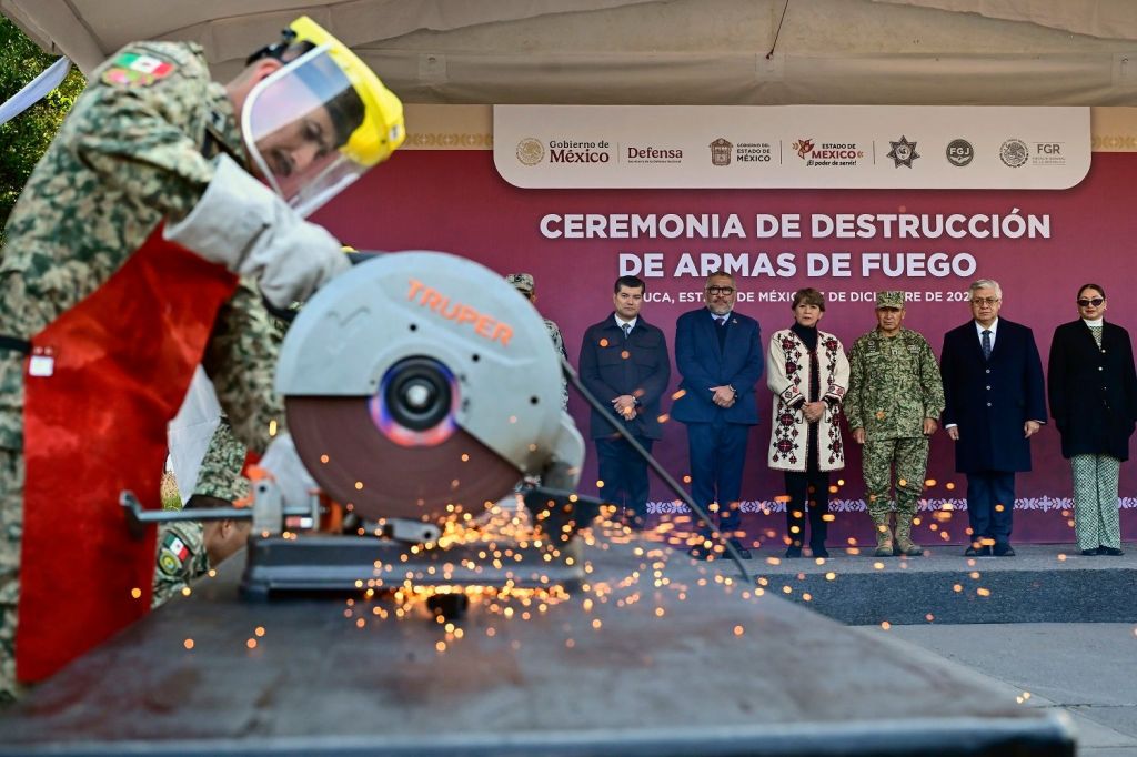 Gobernadora Delfina Gómez destruye armamento decomisado a la delincuencia en operativos en el&nbsp;EdoMéx.