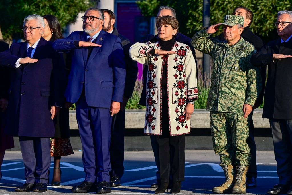Encabeza Gobernadora Delfina Gómez Álvarez ceremonia de izamiento y honores a la Bandera nacional en la Plaza de los Mártires de&nbsp;Toluca.