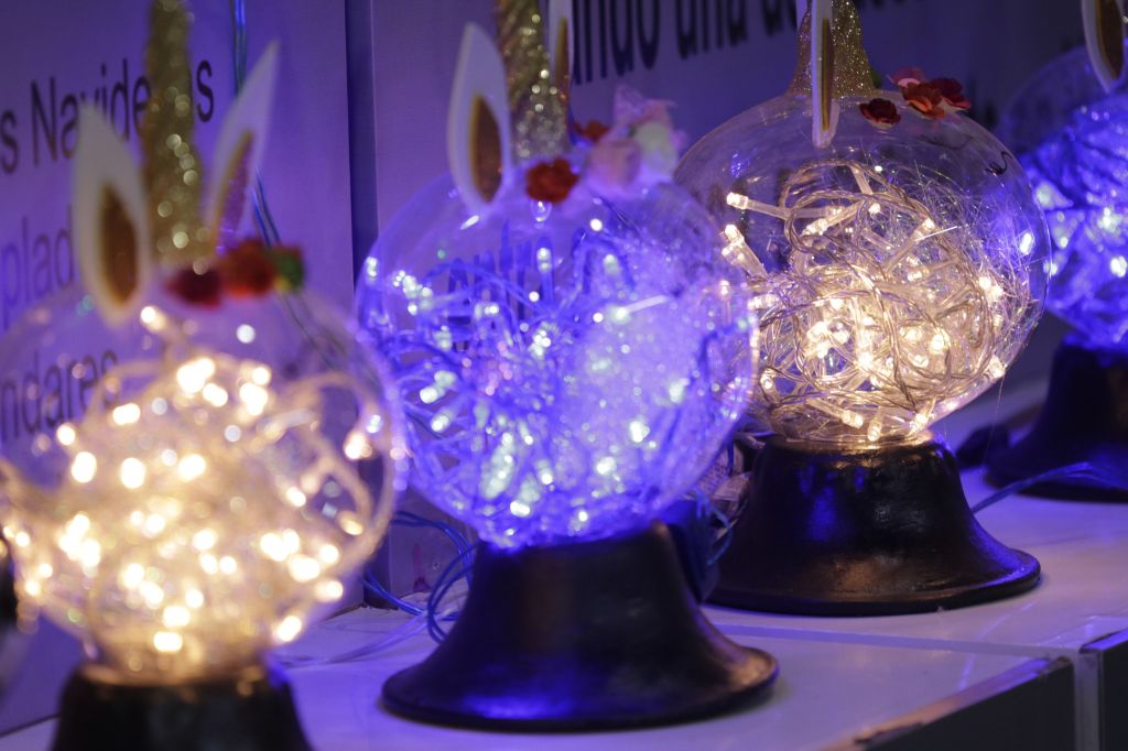 Ofrecen artesanos de Xonacatlán la experiencia de elaborar tu propia esfera&nbsp;navideña.