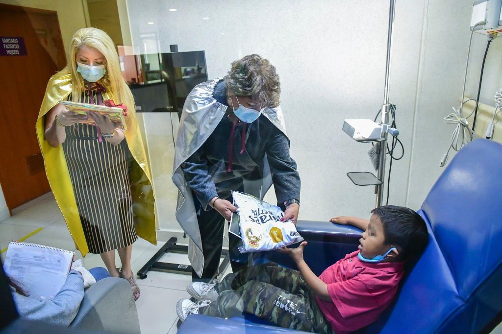 ¡Consienten a héroes valientes! Lleva Gobernadora Delfina Gómez alegría a pacientes del Hospital del Niño con playeras y balones autografiados por Iker Casillas, ex portero del Real&nbsp;Madrid.