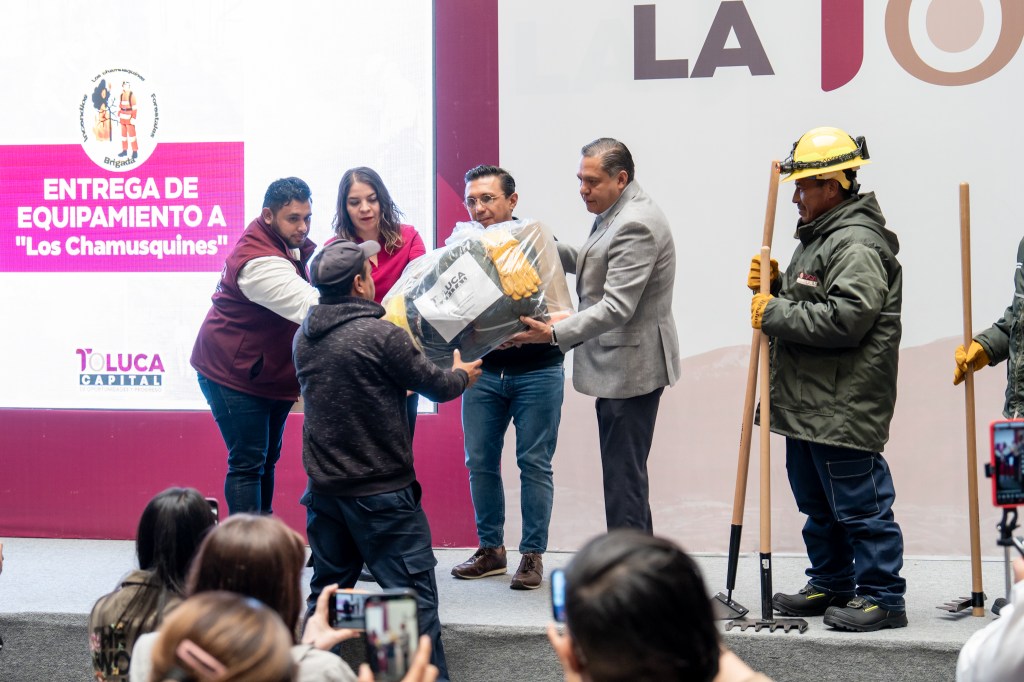 Entrega Ricardo Moreno equipamiento a bomberos forestales Los&nbsp;Chamusquines.