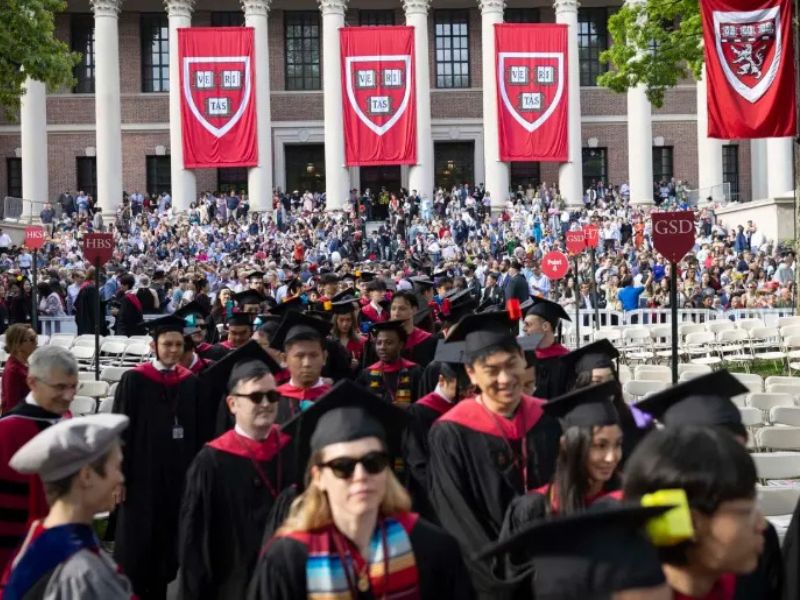 Jueza federal de EEUU frena política que prohíbe a Universidad de Harvard matricular estudiantes internacionales.