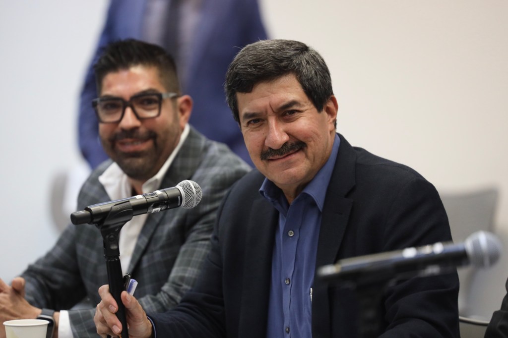 Postura a favor del dictamen en materia de telecomunicaciones, en voz del senador Javier&nbsp;Corral.