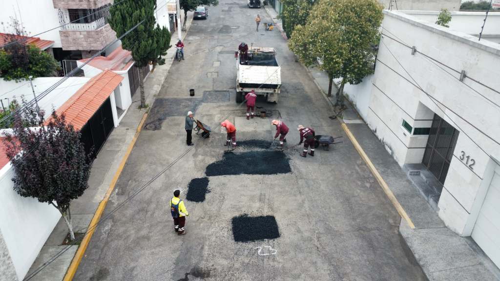 Continúan trabajos de bacheo en Toluca para favorecer el desplazamiento de la&nbsp;población.