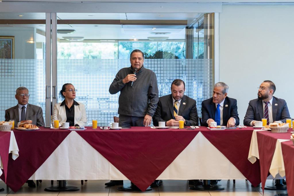 Reconoce Ricardo Moreno labor de abogados de la Consejería Jurídica de&nbsp;Toluca.