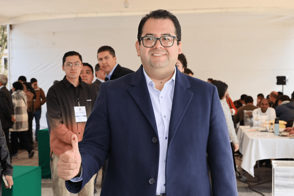 Se Presenta El Encargado del Despacho de La Oficina de la Rectoría, Isidro Rogel Fajardo a Emitir Su&nbsp;Voto.