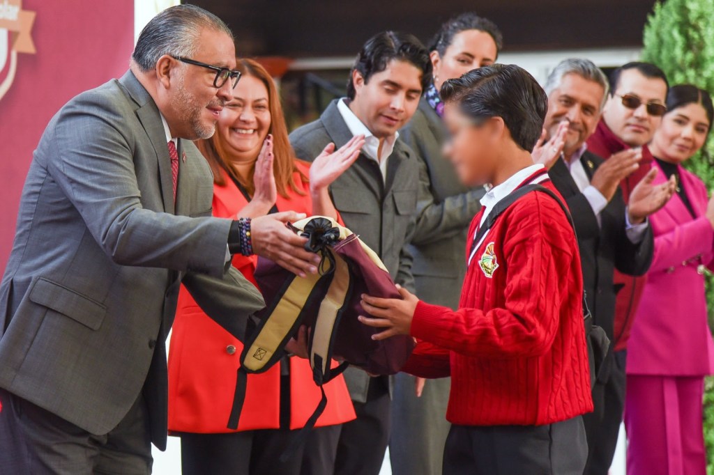 ¡Gobierno de territorio! Integrantes del Gabinete del EdoMéx entregan útiles escolares en los 125&nbsp;municipios.
