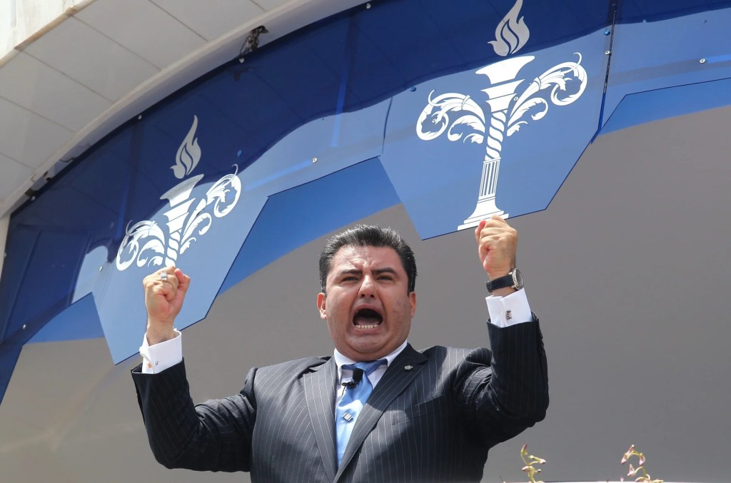 Acusan en EU a Naasón Joaquín, líder de la Luz del Mundo, de explotación infantil, tráfico sexual y crimen&nbsp;organizado.