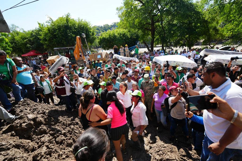 Presidenta Claudia Sheinbaum Pardo recorre colonias afectadas por las lluvias en Tamazunchale, San Luis Potosí: “A todos lados vamos a&nbsp;llegar”.