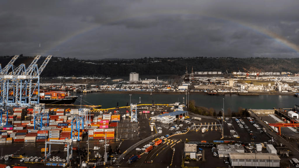 Trump dice que puede renegociar el T-MEC en 2026 ‘o hacer acuerdos&nbsp;diferentes’.