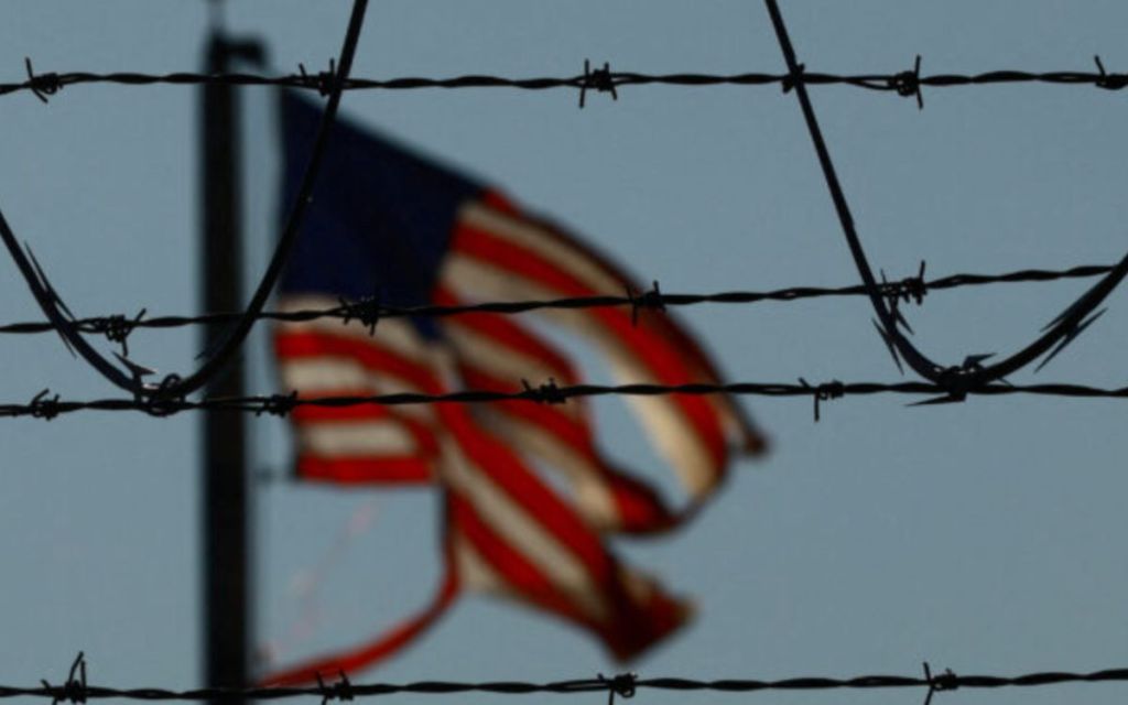 Un migrante fallece y siete salen heridos tras ser abandonados en un desagüe en&nbsp;Texas.