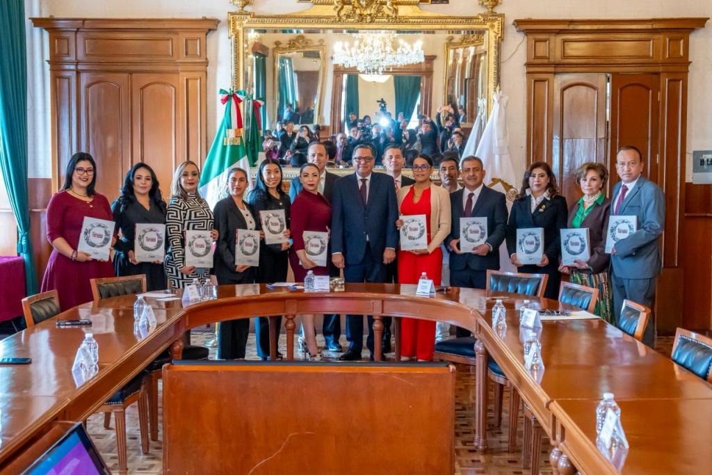 Entrega Ricardo Moreno Primer Informe de Gobierno al&nbsp;Cabildo.