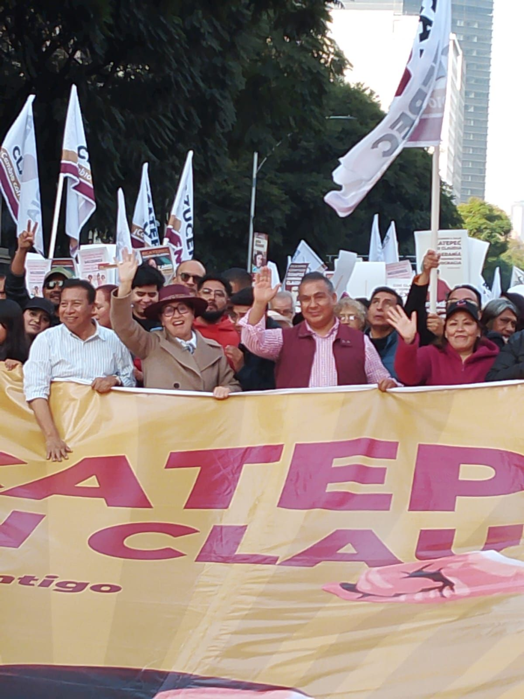 Ayer en el Zócalo de La Ciudad de México encabezados por Nuestra Presidenta Municipal de Ecatepec Azucena Cisneros Coss respaldando siete años de buenos gobiernos de Izquierda en&nbsp;México.