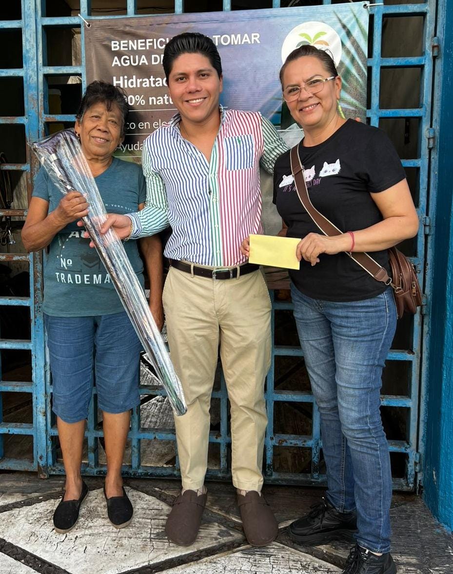 Víctor Torres López entrega apoyo económico y bastón a persona con&nbsp;discapacidad.