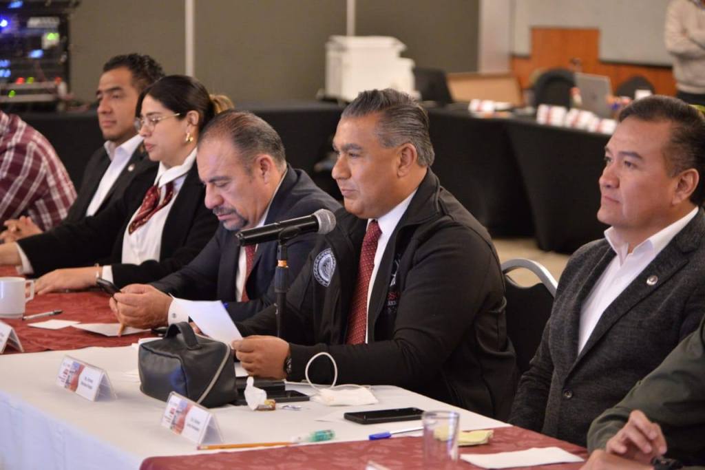 Vamos a seguir presentando en las siguientes semanas iniciativas muy importantes para quienes vivimos en el Estado de México: reformas a la ley de Amnistía, Ley Orgánica de la Fiscalía, Ley de Medios Alternativos de Solución de Controversias, tipificar la fabricación de delitos, entre muchas&nbsp;más.