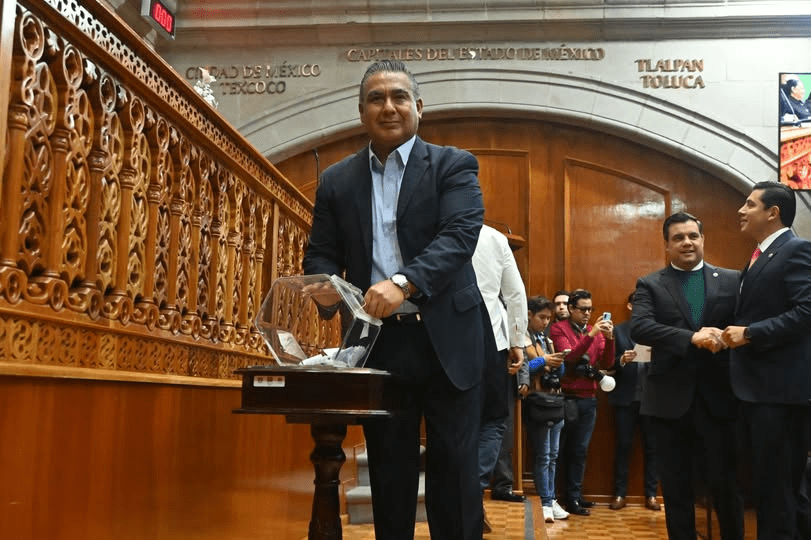 Hasta 42 años de Prisión a los extorsionadores. Seguimos restableciendo la Paz, Tranquilidad y orden público, a prisión los grupos delictivos que te extorsionan Obligándote a pagarles por supuesta protección o seguridad colocándote lonas o calcomanías, con llamadas, mensajes, tarjetas, fregándote en el tianguis, comercio, mercado, establecimientos, etc, etc, y asustándote que te van a mandar a Vilchis y a sus grupos&nbsp;criminales.