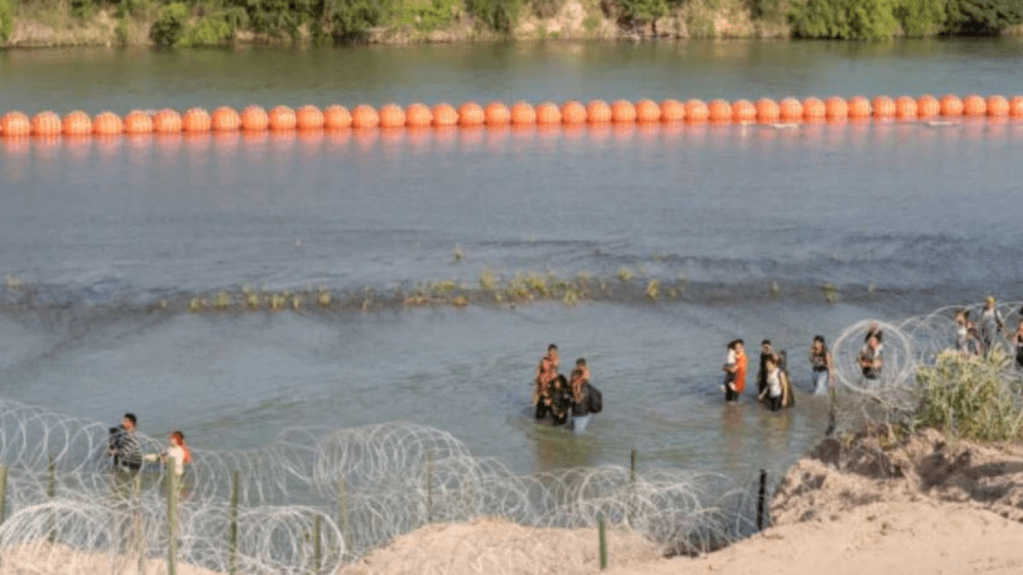 EE. UU. se fortifica contra migrantes: instalan boyas mejoradas en el Río Bravo.