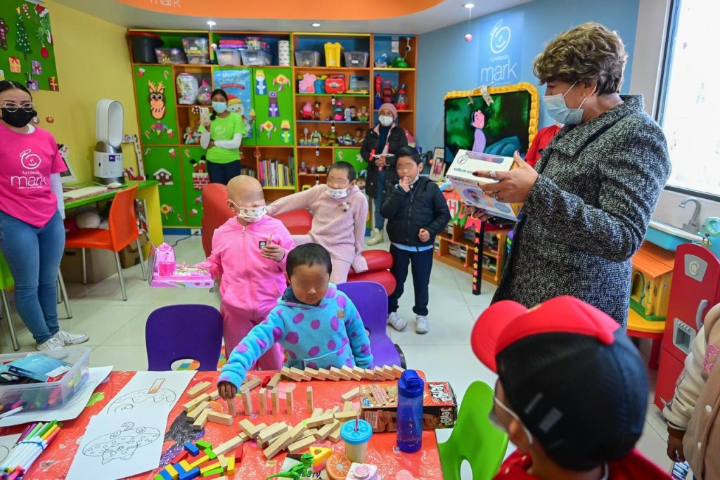 Gobernadora Delfina Gómez acompaña a niñas y niños pacientes del Hospital para el Niño en el Día de Reyes.