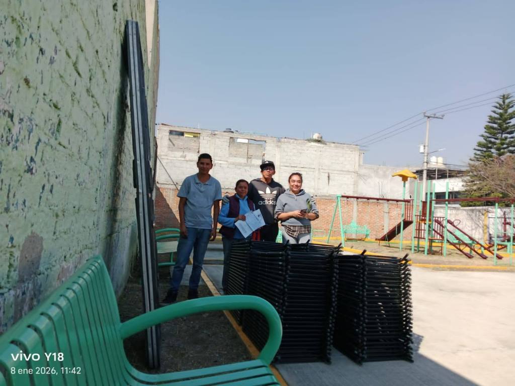 Arrancamos el Año con hartas ganas y harto trabajo, Apoyando a Familias de Ecatepec, Prestándoles Mesas y Sillas.