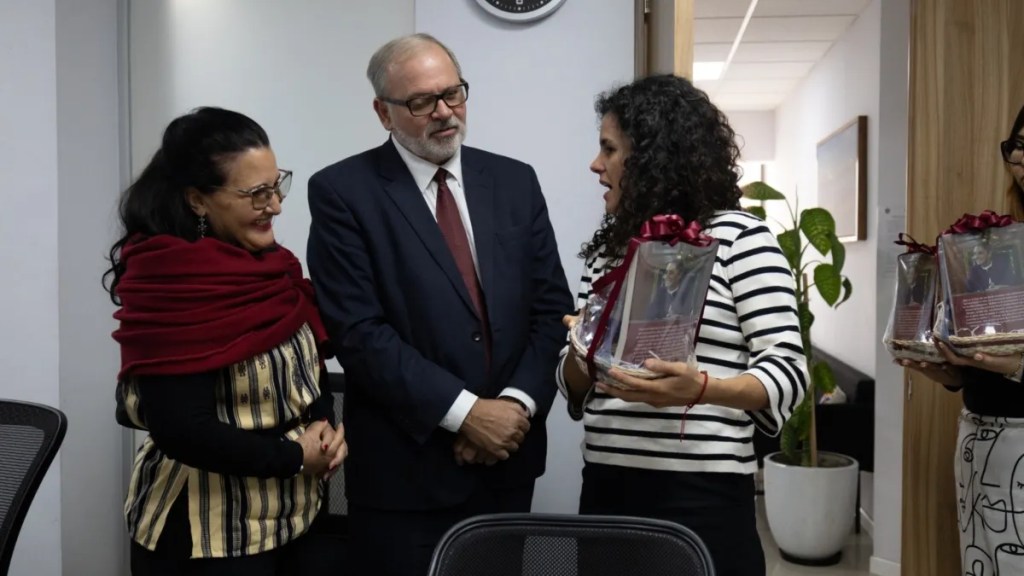 Embajador de Cuba agradece respaldo de Morena ante «medidas inhumanas» de Estados&nbsp;Unidos.