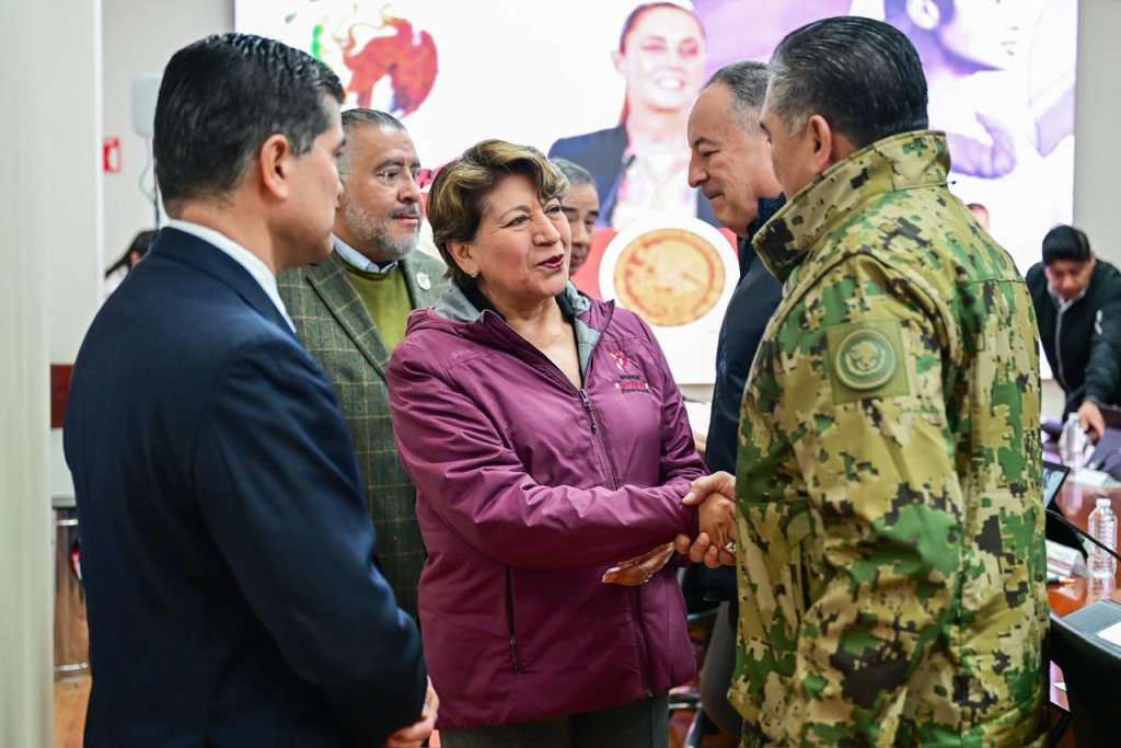 Gobernadora Delfina Gómez recibe al Vicealmirante Daniel Escobedo en Mesa de Paz; refuerza trabajo interinstitucional con la Marina.