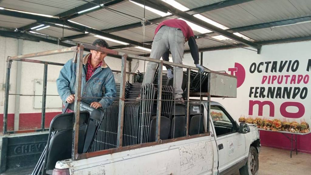 Seguimos Apoyando a Familias de Ecatepec, Prestándoles Mesas y&nbsp;Sillas.