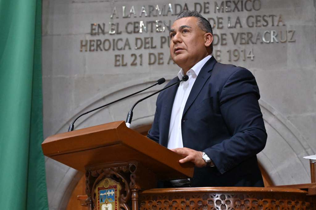 Plantea Octavio Martínez tope a sueldos en la administración pública.