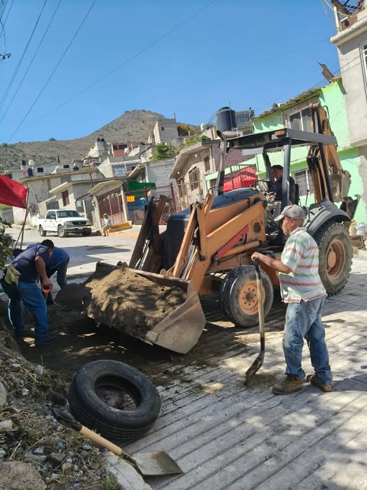 Un gusto sumarme modestamente para dignificar calles que pavimentan vecinas y vecinos con el respaldo del gobierno que encabeza nuestra presidenta de Ecatepec Azucena Cisneros&nbsp;Coss.