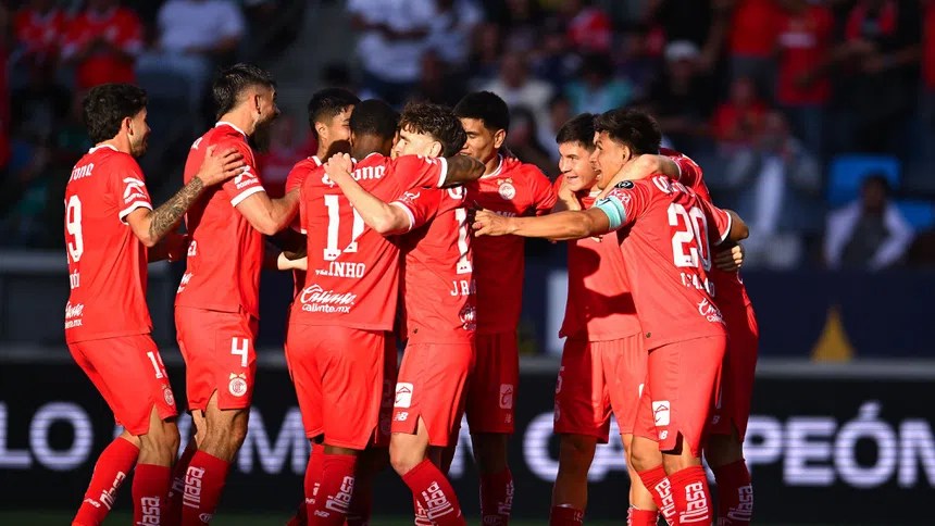 Toluca arrasa con autoridad y se instala en semifinales.