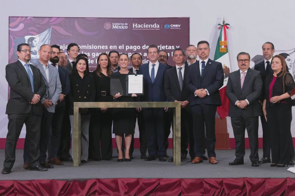 El Objetivo es Apoyar La Economía de Las Familias Mexicanas: Presidenta Claudia Sheinbaum Pardo Firma Acuerdo para Reducir Comisiones en Pagos de Gasolina y Diesel con Tarjetas y Vales en&nbsp;Gasolineras.