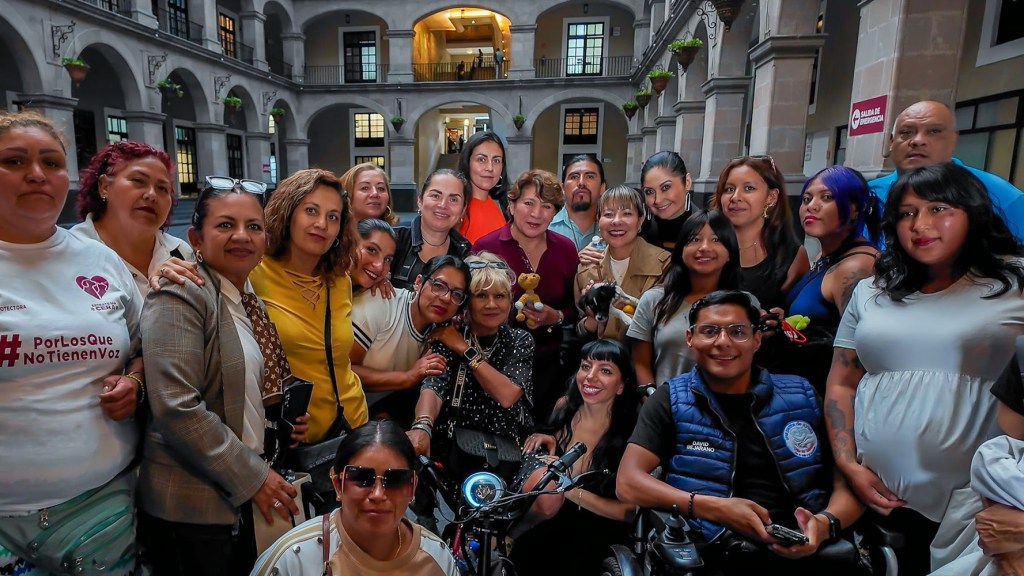 Llegan a oficina de la Gobernadora Delfina Gómez protectoras por aprobación de Ley de Bienestar&nbsp;Animal.