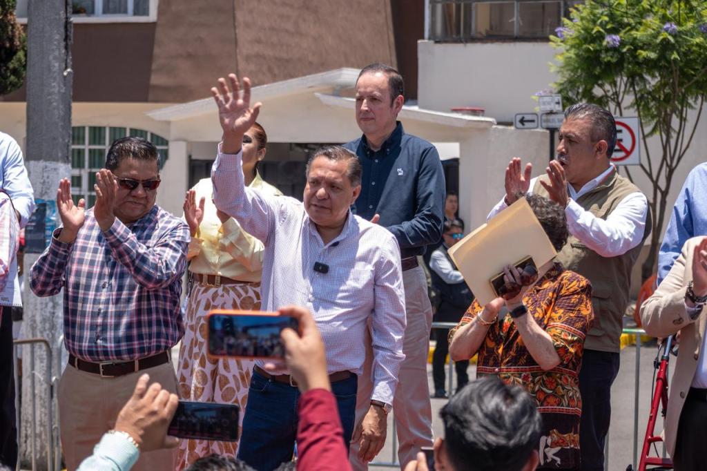 Entrega Ricardo Moreno calle Valentín Gómez Farías, primera vialidad reconstruida con “Diablo Dragón”.