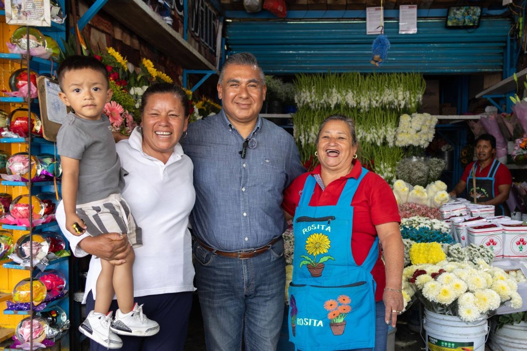 Octavio Martínez Vargas reconoce a comerciantes en aniversario&nbsp;41.