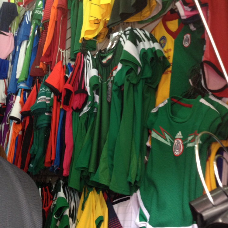 Enfermedad deportiva como la fiebre mundialista que origina que las playeras de la Selección Nacional de México suban de&nbsp;precio.