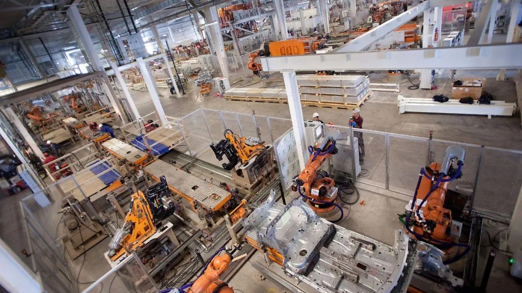 La industria automotriz mexicana bajo presión: 56 mil empleos perdidos en un&nbsp;año.