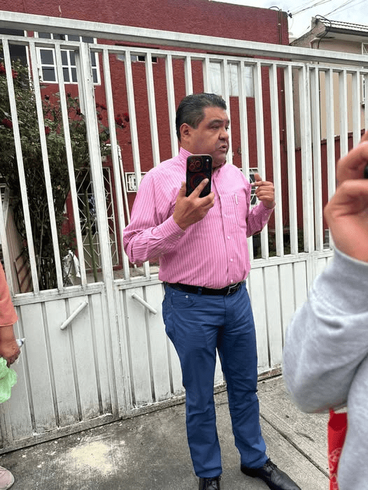 Estos tipos que se dicen abogados de los 300, «Vilchis» siguen despojando a vecinas de Ecatepec. 25 años de prisión a los delincuentes que cometen despojo contra adultos mayores, y para los servidores públicos que protejan o faciliten o participen o materialicen este delito.