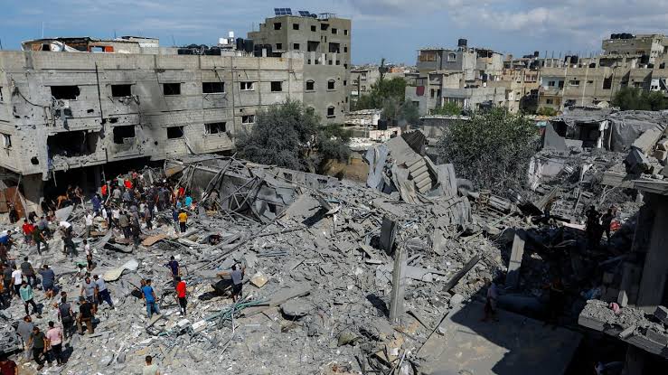 “Bombardeos que matan más que cuerpos: Israel, Hamas y la fragilidad del derecho internacional”