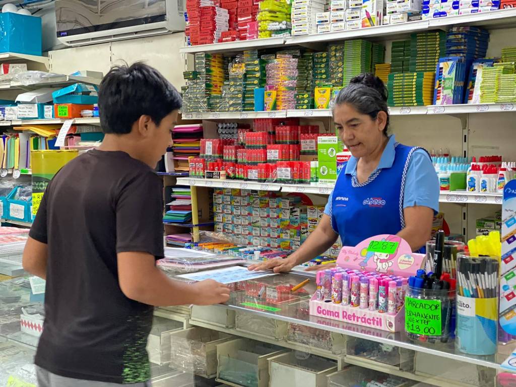 “Adelantar Compras para Útiles Escolares: Estrategia de Supervivencia Económica”.