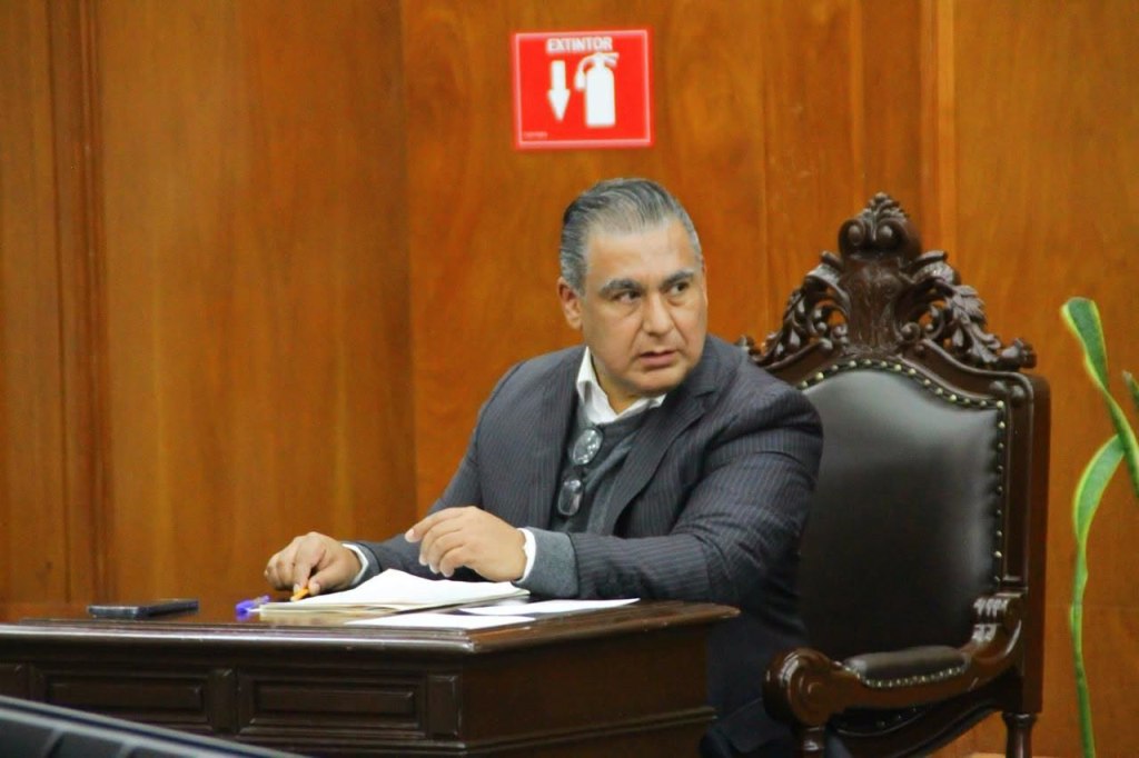 ¿Quién o quiénes sugirieron y contrataron a éstos servidores públicos?