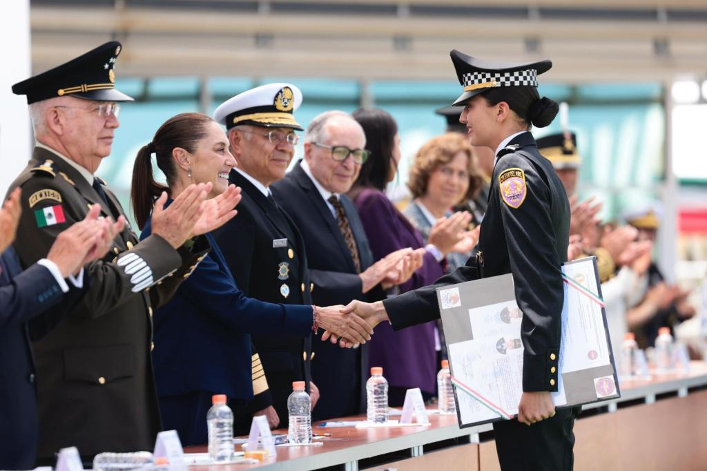 “Fuerzas Armadas, entre Disciplina y&nbsp;Democracia”